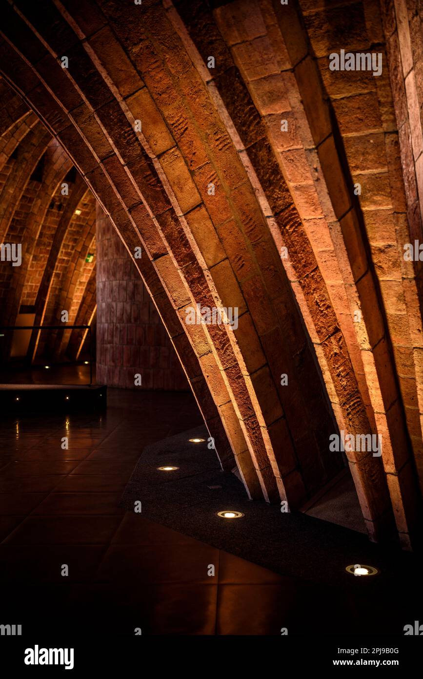 Dettagli di archi catenaria o parabolici nella soffitta di Casa Milà (la Pedrera) realizzati con mattoni a vista (Barcellona, Catalogna, Spagna) Foto Stock