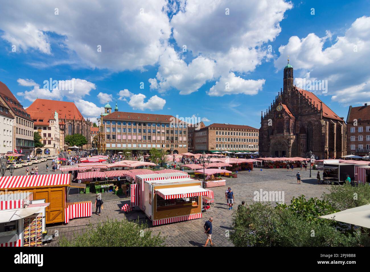 Nürnberg, Norimberga: Piazza Hauptmarkt con mercato settimanale, Frauenkirche gotica (Chiesa di nostra Signora) a Mittelfranken, Franconia media, Baviera, Baviera Foto Stock