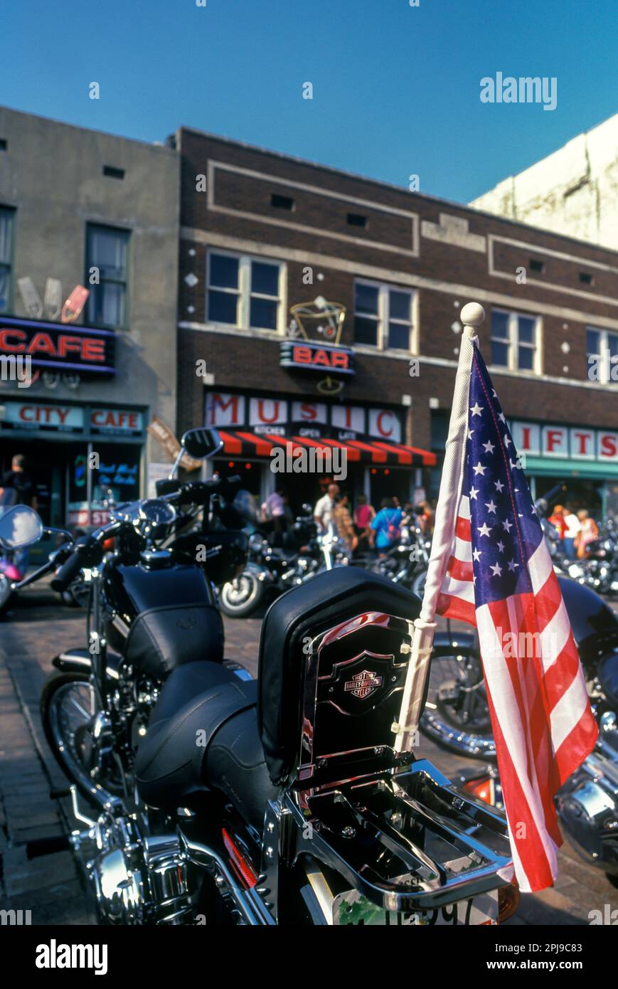BANDIERA DEGLI STATI UNITI SULLA MOTOCICLETTA HARLEY DAVIDSON PARCHEGGIATA (©HARLEY DAVIDSON MOTOR CO 2000) BEALE STREET MEMPHIS TENNESSEE USA Foto Stock