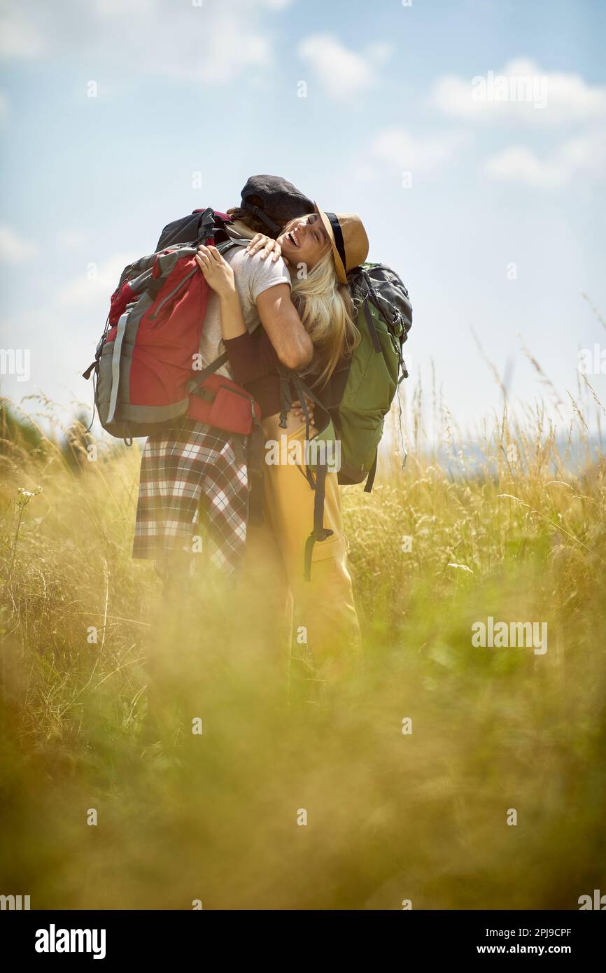 Amare abbracciare l'uomo e la donna divertirsi nella natura. Vacanza, vacanza, amore e amicizia concetto. Foto Stock