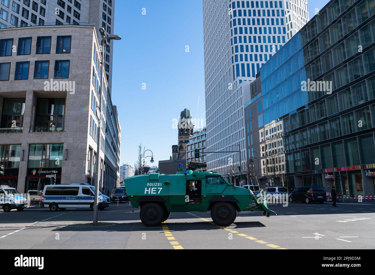 16.03.2023, Berlino, Germania, Europa - un veicolo blindato dei parchi di polizia di stato di fronte al Waldorf Astoria Hotel nel quartiere di Charlotte Foto Stock