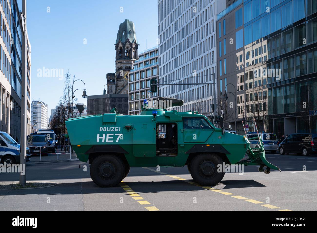 16.03.2023, Berlino, Germania, Europa - un veicolo blindato dei parchi di polizia di stato di fronte al Waldorf Astoria Hotel nel quartiere di Charlotte Foto Stock