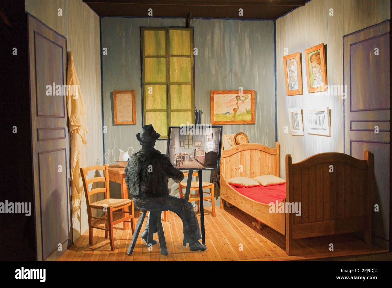 8 marzo 2023 Van Gogh Immersion Exhibition Spitalfields Londra Regno Unito riproduce il dipinto di Van Gogh. Contributo aggiuntivo del fotografo dell'artista seduto. Foto Stock