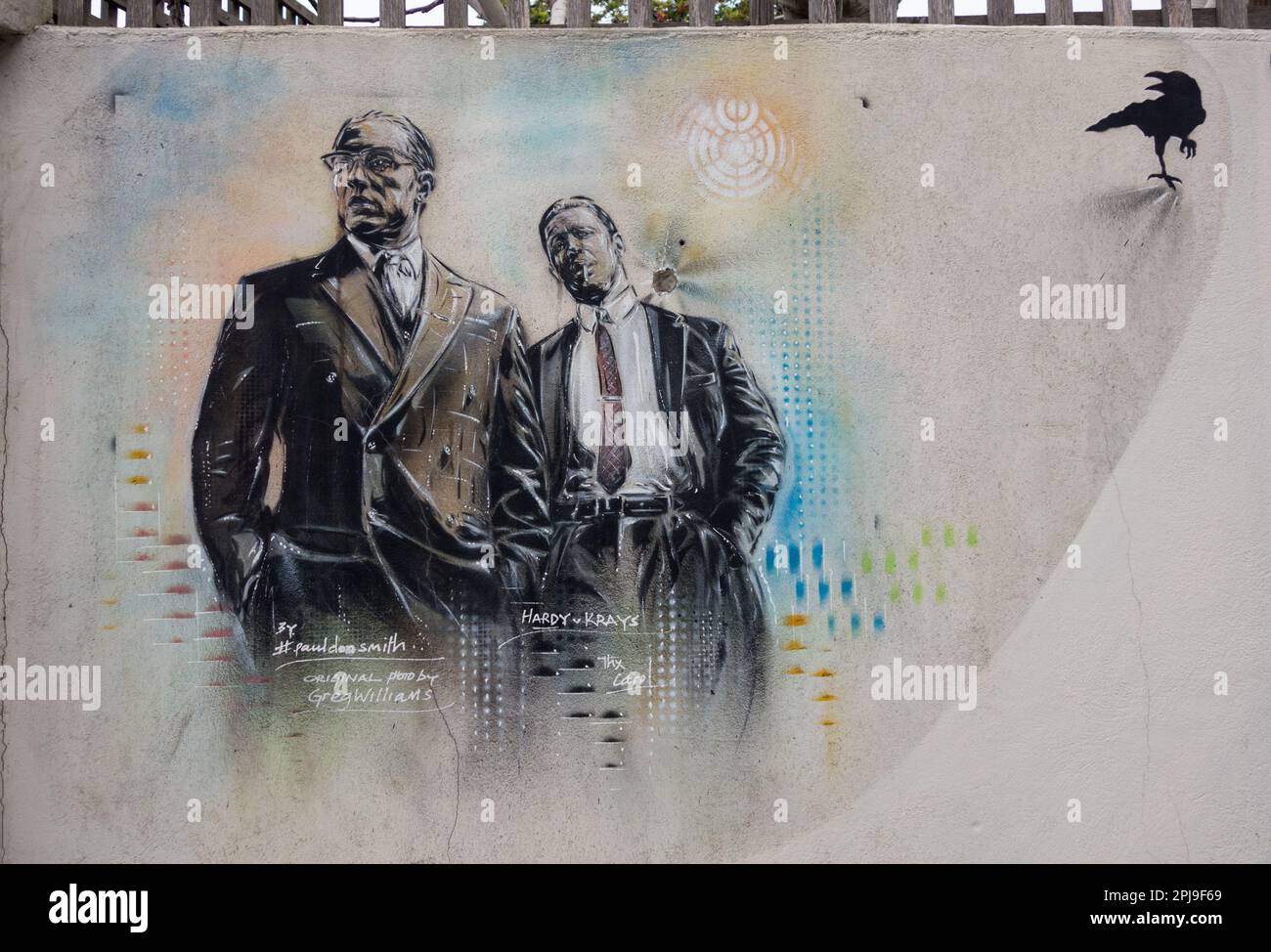 Ronnie e Reggie Kray Brothers Street Art di Paul Don Smith a Sheen, Londra occidentale, Inghilterra, Regno Unito Foto Stock