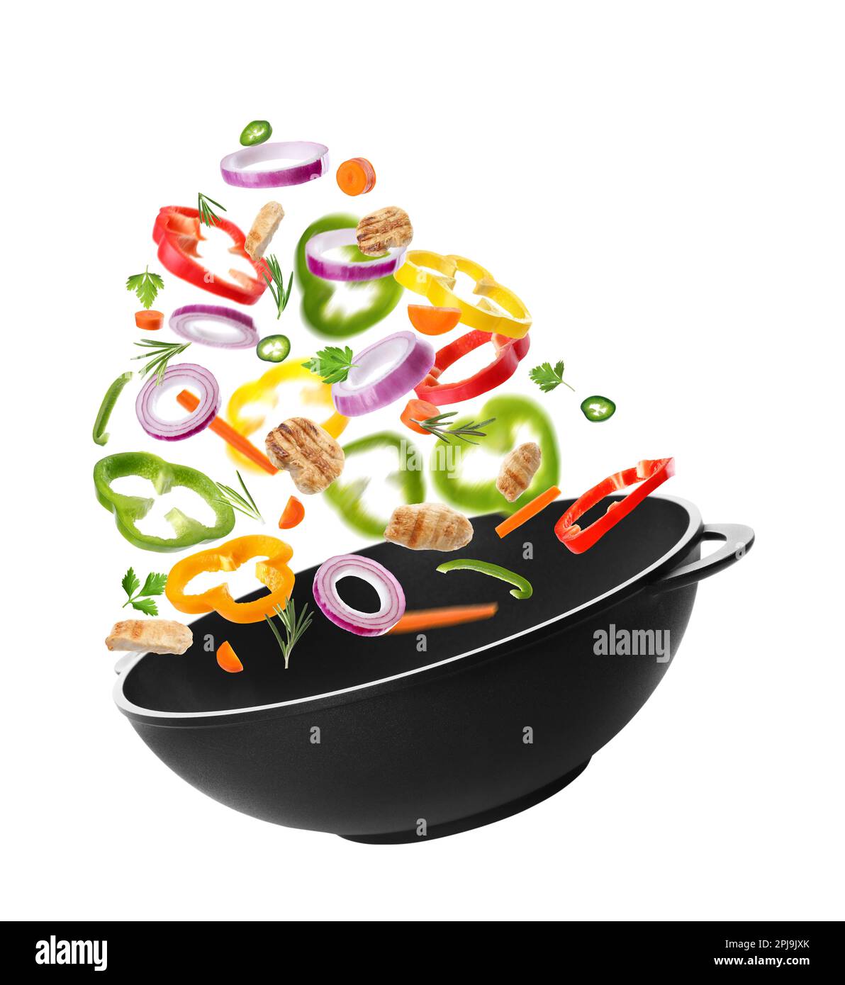 Diversi ingredienti gustosi cadono in wok su sfondo bianco Foto Stock