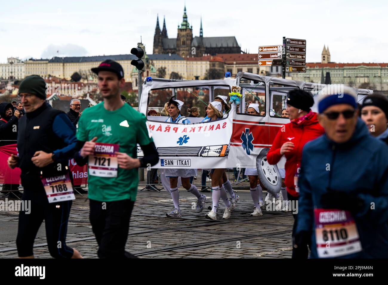 Praga, Repubblica Ceca. 01st Apr, 2023. I corridori si sfidano nella gara di Praga Half Marathon 2023 a Praga, Repubblica Ceca, 1st aprile 2023. Credit: Ondrej Deml/CTK Photo/Alamy Live News Foto Stock