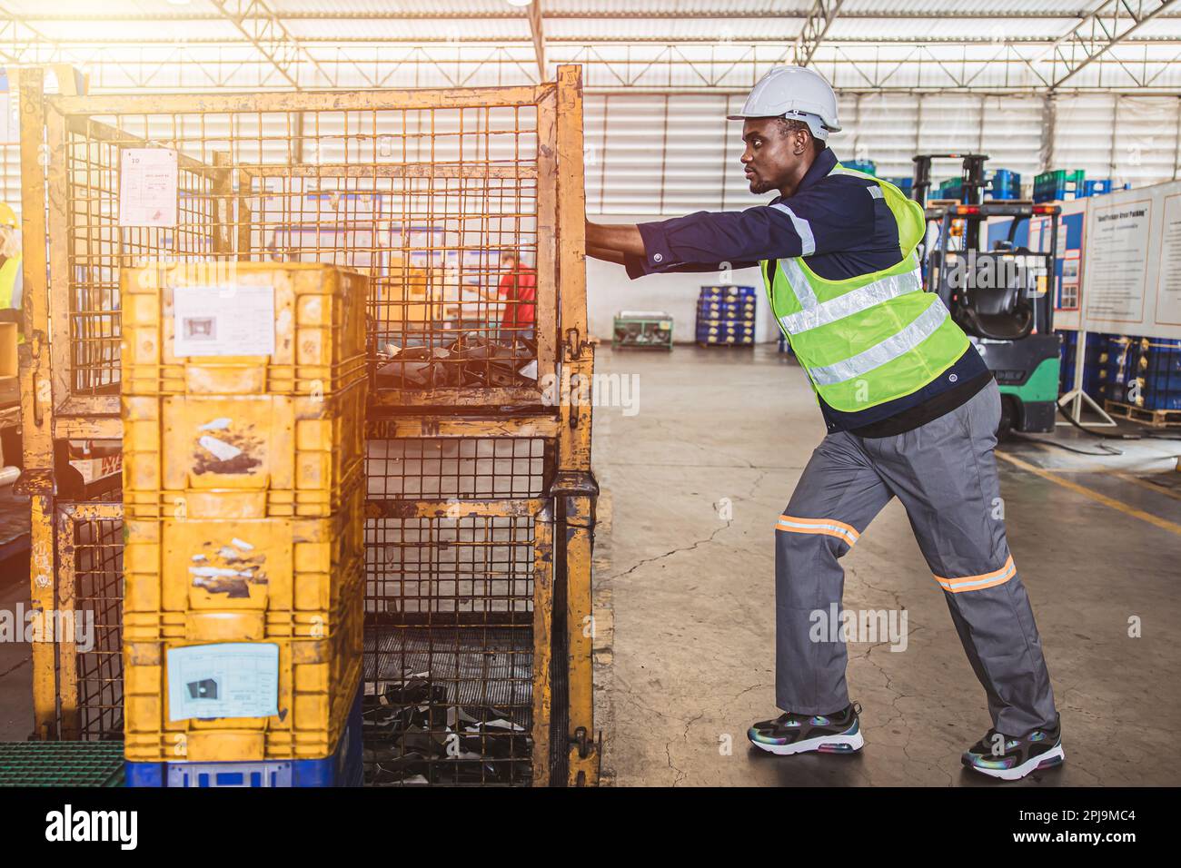 Il personale del team di lavoro dei lavoratori africani neri lavora in un team di inventario dei prodotti del magazzino della fabbrica Foto Stock