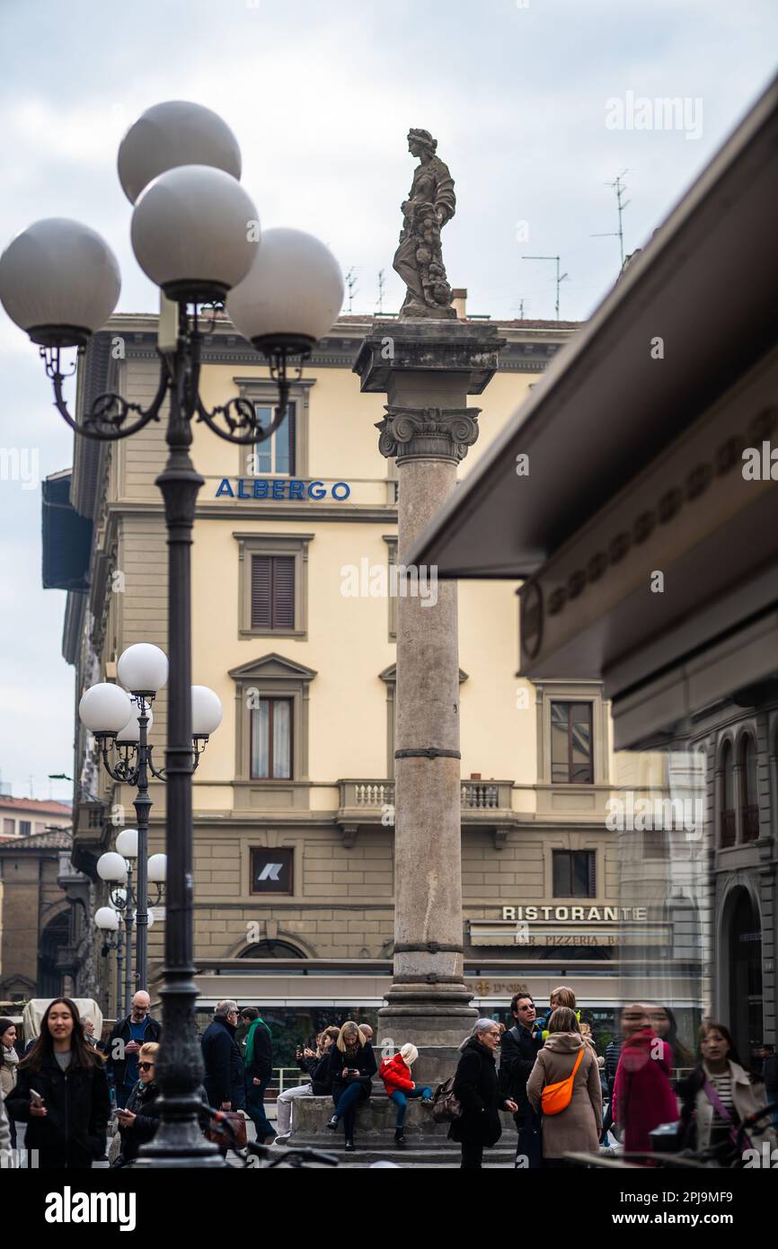 La colonna dell'abbondanza in Piazza della Repubblica a Firenze Foto Stock