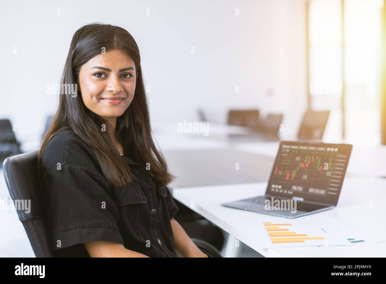 giovane successo india business donna ritratto leader fiducioso felice sorridente in ufficio Foto Stock