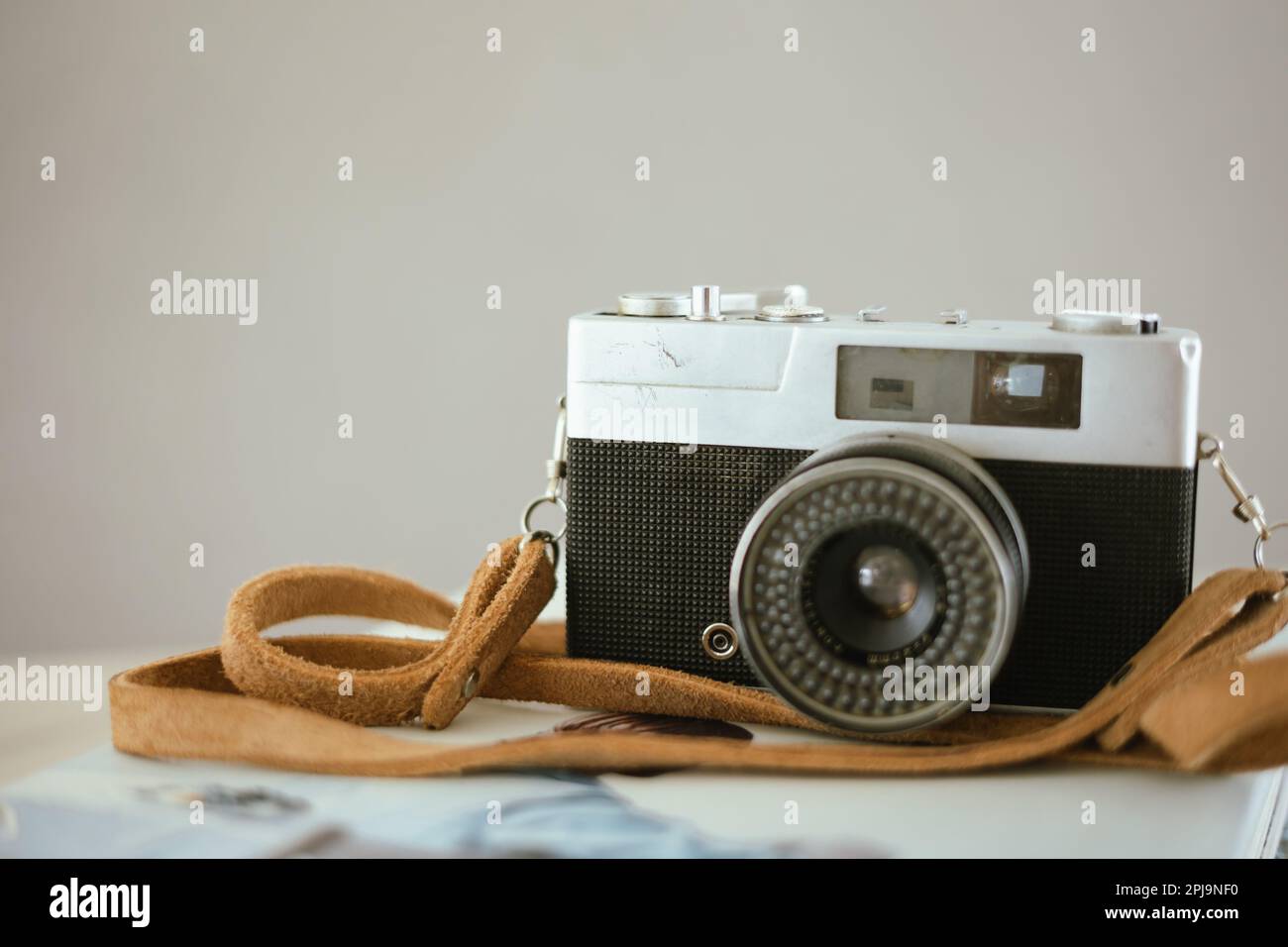 Vecchia telecamera retrò vintage. Fotocamera fotografica Classic Range Finder con spazio di copia. Foto Stock