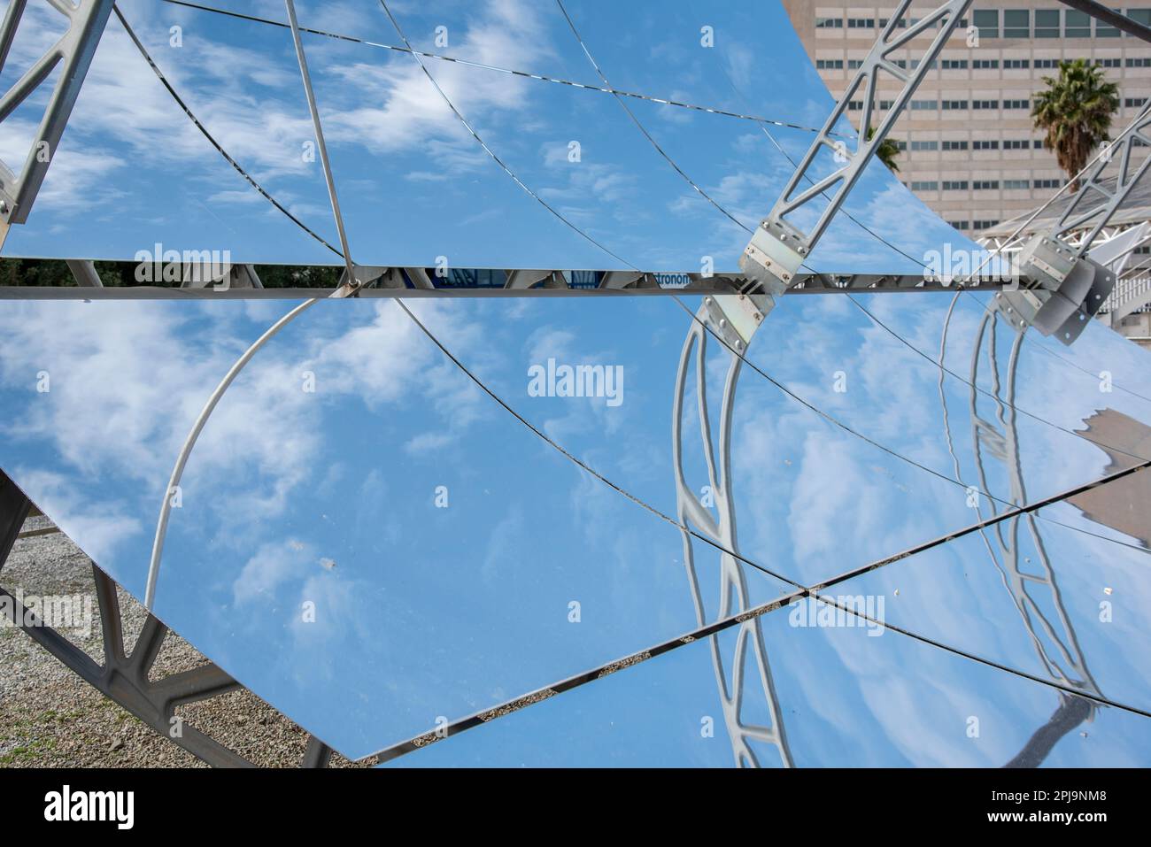 Detalle de los espejos solares parabólicos de una Instalación de energía solare Foto Stock