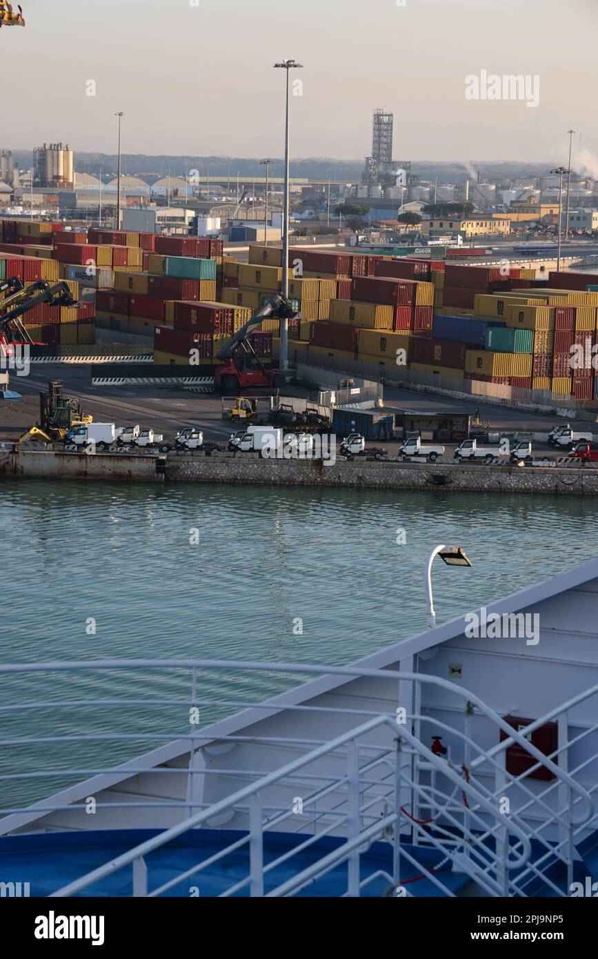 Livorno, Italia - 08 20 2023: Terminal container con container stivati da diverse gru a portale e da carretti a cavallo a Livorno. In hori Foto Stock