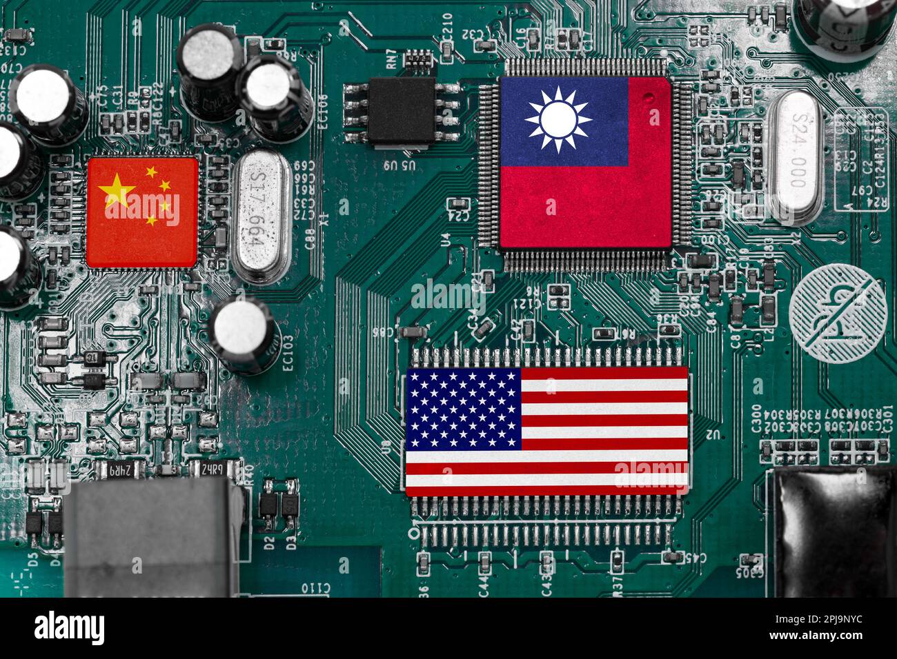 Taiwan bandiera degli Stati Uniti e della Cina su chip elettronici digitali per chip war leader mondiale nel settore chip factory concetto di concorrenza. Foto Stock