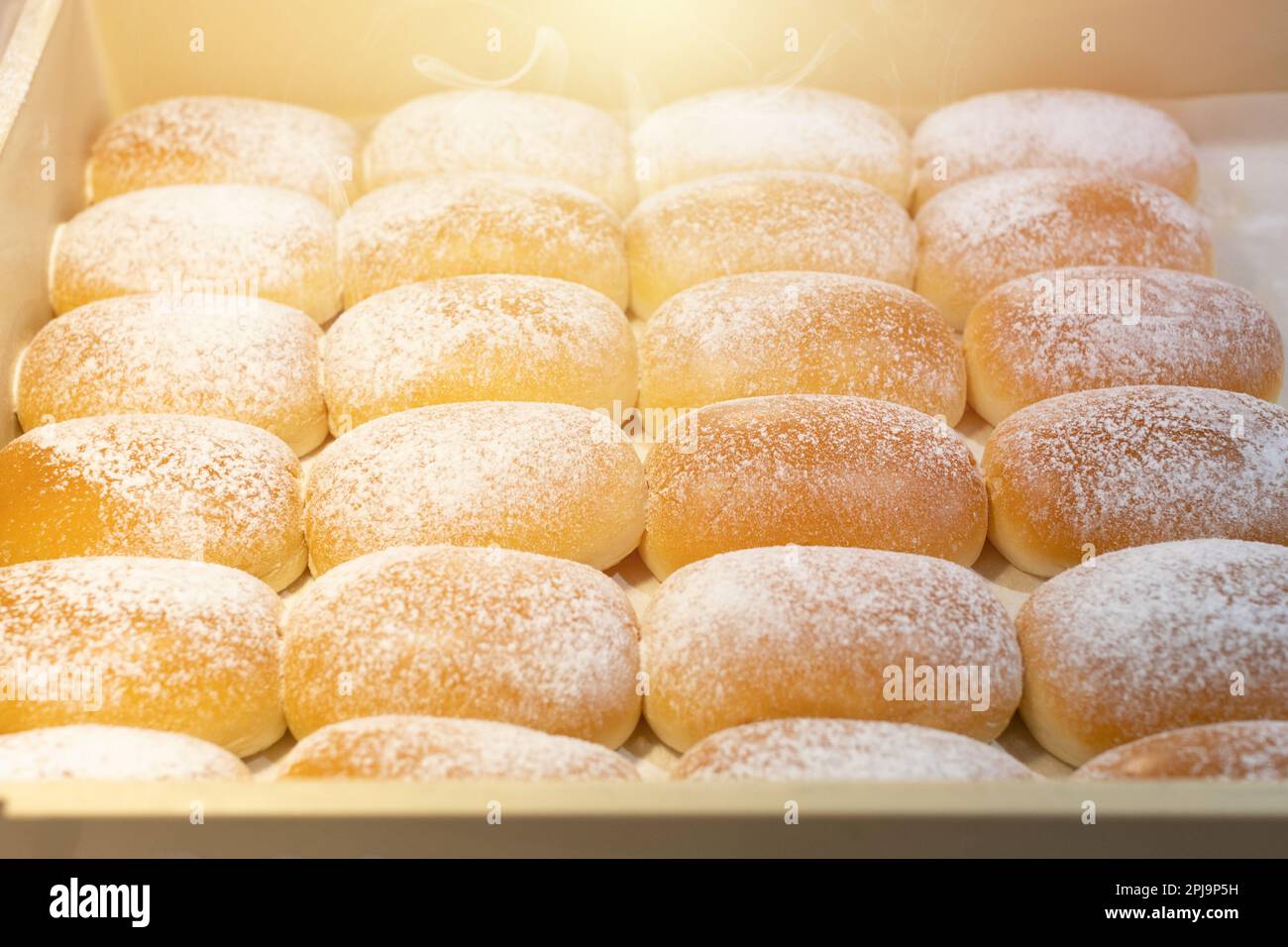Hokkaido crema di latte fresco pane caldo delizioso panino con zucchero a velo in polvere Foto Stock