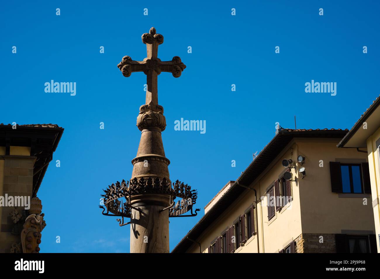 Colonna di San Zanobi, una monumentale colonna di marmo, sormontata da una croce sopra una corona di fuoco, Firenze, Italia Foto Stock