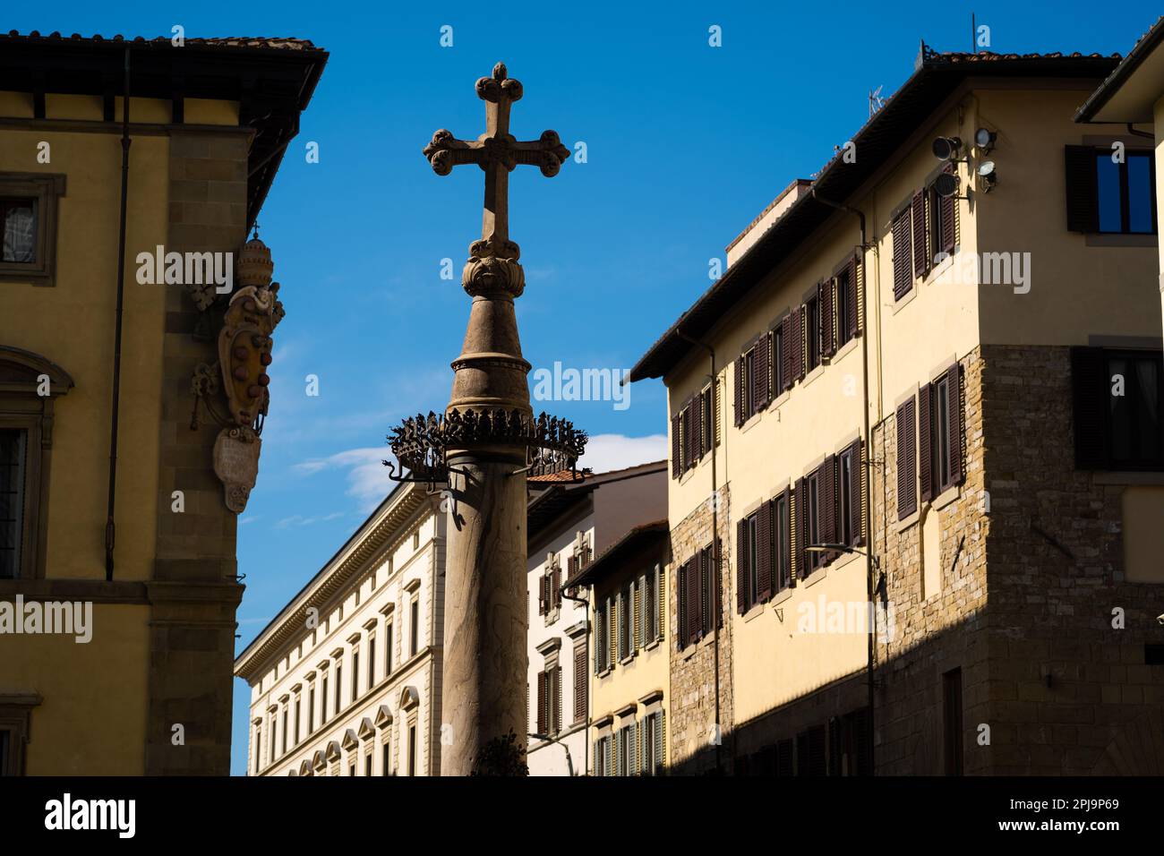 Colonna di San Zanobi, una monumentale colonna di marmo, sormontata da una croce sopra una corona di fuoco, Firenze, Italia Foto Stock
