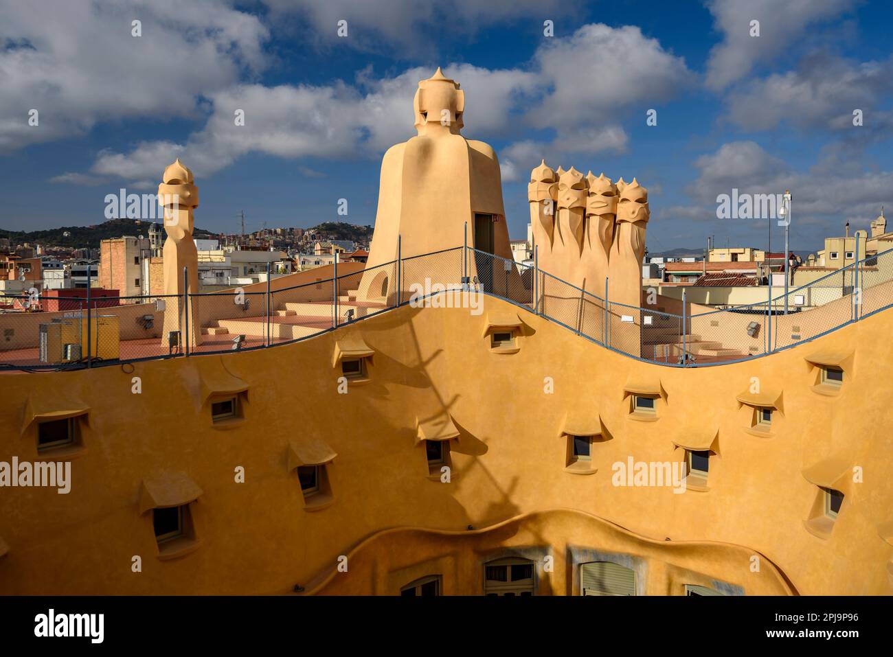 Terrazza della Casa Milà (la Pedrera) con i caratteristici camini progettati da Antoni Gaudí (Barcellona, Catalogna, Spagna) ESP Azotea de la Pedrera Foto Stock
