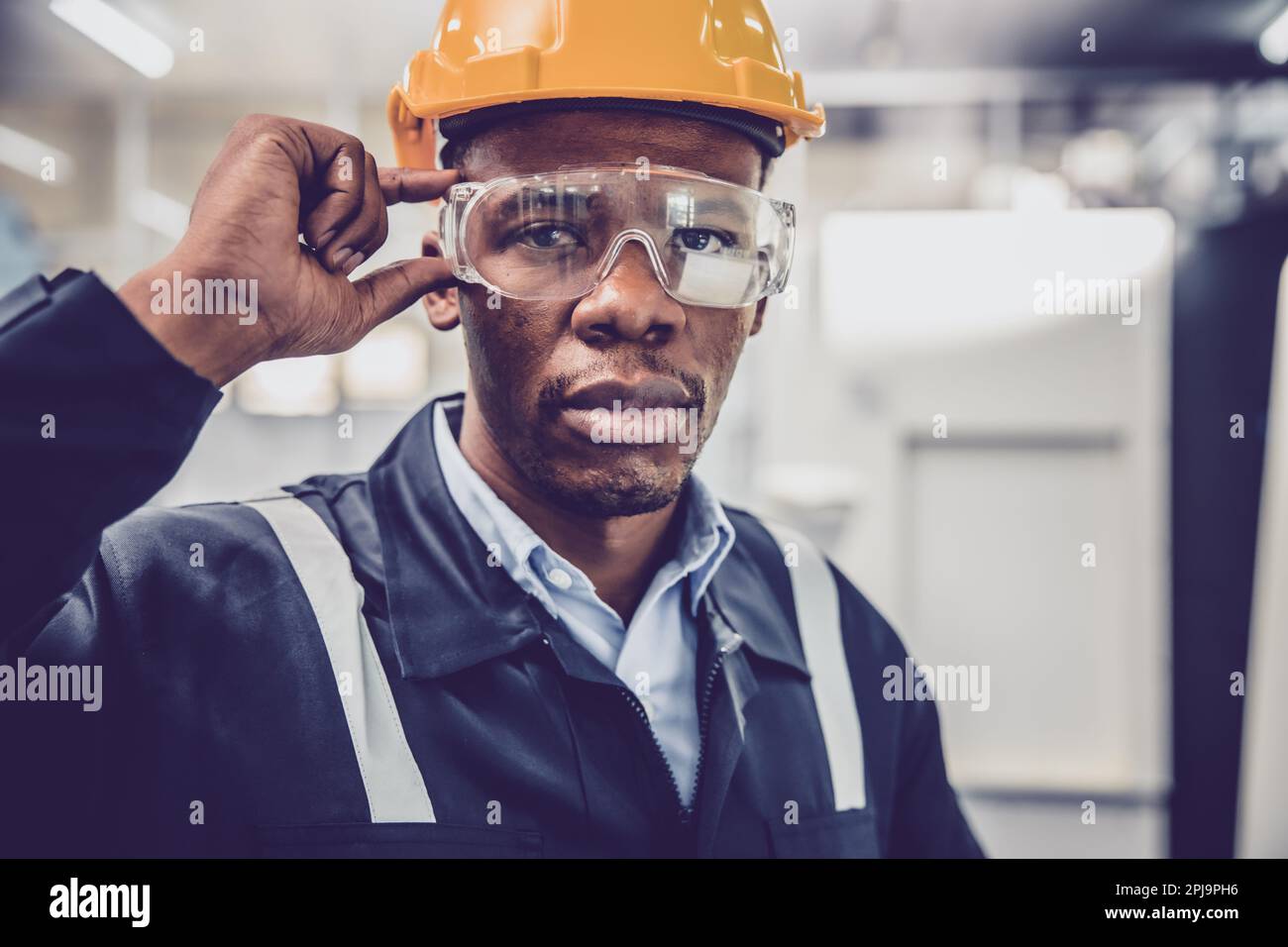 Concetto di lavoratore di farsight intelligente e visionario. Uomo nero africano intelligente ingegnere lavoratore cercando fuoco Foto Stock