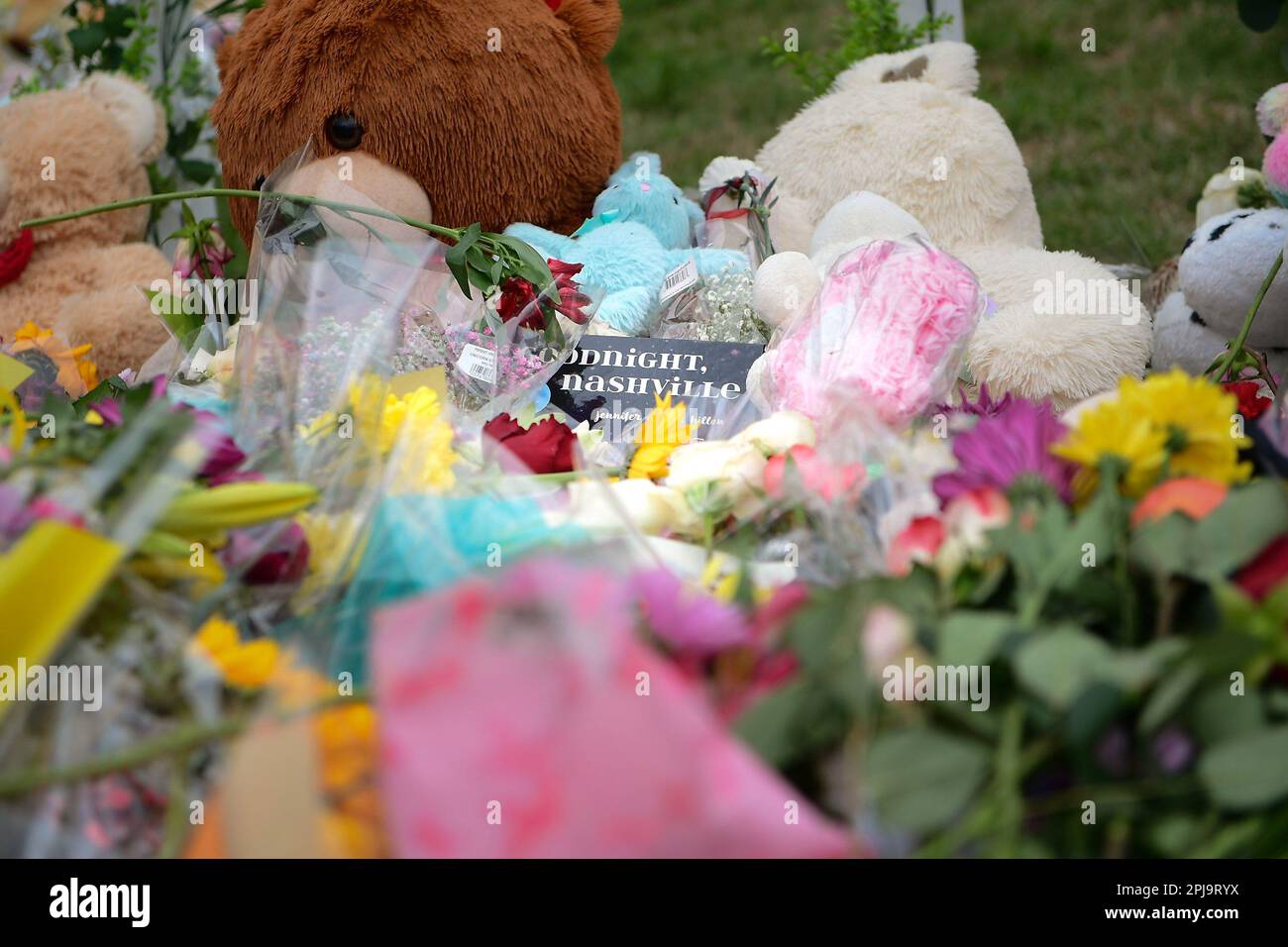 Nashville, Stati Uniti. 31st Mar, 2023. Un libro “Good Night Nashville” può essere visto nel memoriale al di fuori della Covenant School, dove 3 bambini e 3 adulti sono stati uccisi nella scuola di lunedì sparando a Nashville, TN., Venerdì, 31 Marzo 2023. (Foto di Camden Hall/SIPA USA) Credit: Sipa USA/Alamy Live News Foto Stock