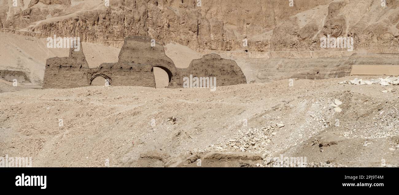 Vista delle pareti di mattoni di fango della necropoli conosciuta come le Tombe Asasif vicino al Tempio di Hatshepsuts a Deir el-Bahri, Luxor, Egitto Foto Stock