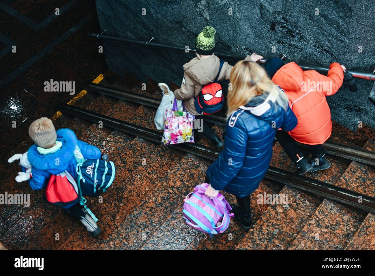 1 aprile 2023, Lviv, regione di Lviv, Ucraina: Una famiglia di quattro, provenienti dall'Ucraina orientale, scende le scale. Vita nella stazione ferroviaria principale di Lviv, nell'Ucraina occidentale, il 1st aprile 2023. Ogni giorno, un gran numero di treni partono per est e portano i soldati in prima linea, o ad ovest, verso la Polonia. I treni sono in funzione ininterrompente dall'inizio dell'invasione russa nel febbraio 2022. (Credit Image: © Adrien Fillon/ZUMA Press Wire) SOLO PER USO EDITORIALE! Non per USO commerciale! Credit: ZUMA Press, Inc./Alamy Live News Foto Stock