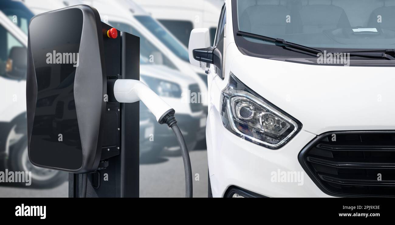 Furgone elettrico con stazione di ricarica per veicoli elettrici. Foto di alta qualità Foto Stock