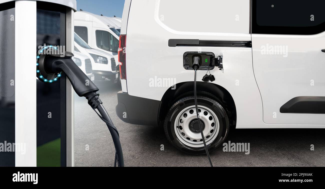 Furgone elettrico con stazione di ricarica per veicoli elettrici. Foto di alta qualità Foto Stock
