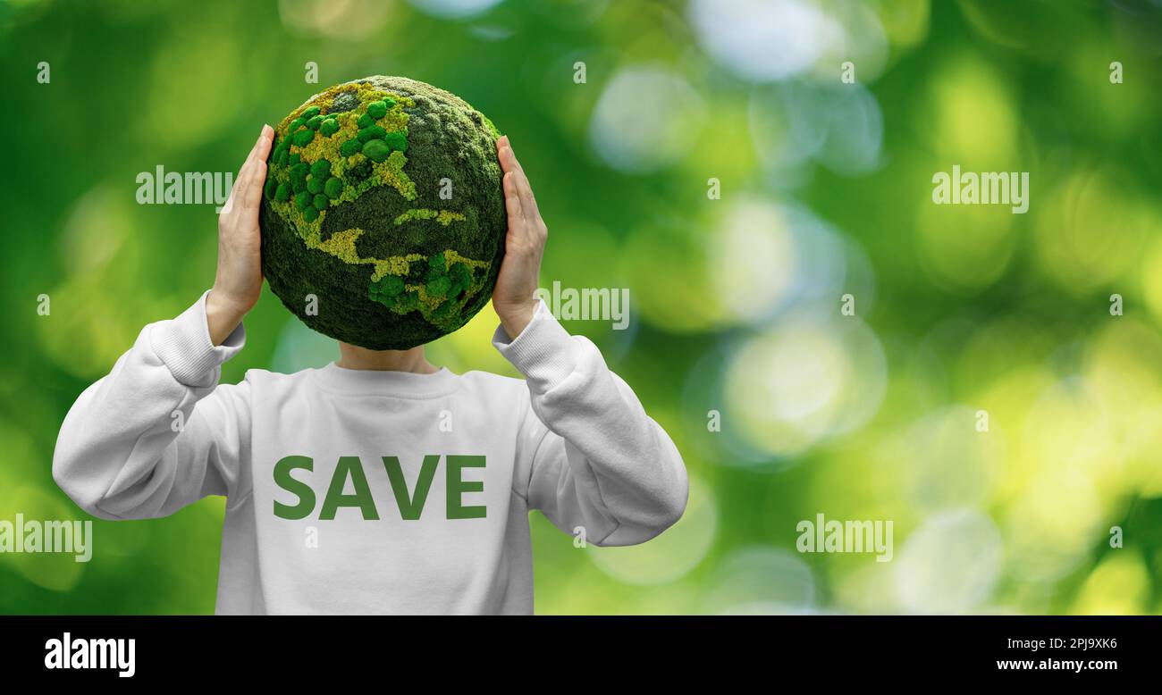 La donna tiene un pianeta verde Terra al posto della testa. Salvataggio del testo su un maglione. Foto di alta qualità Foto Stock