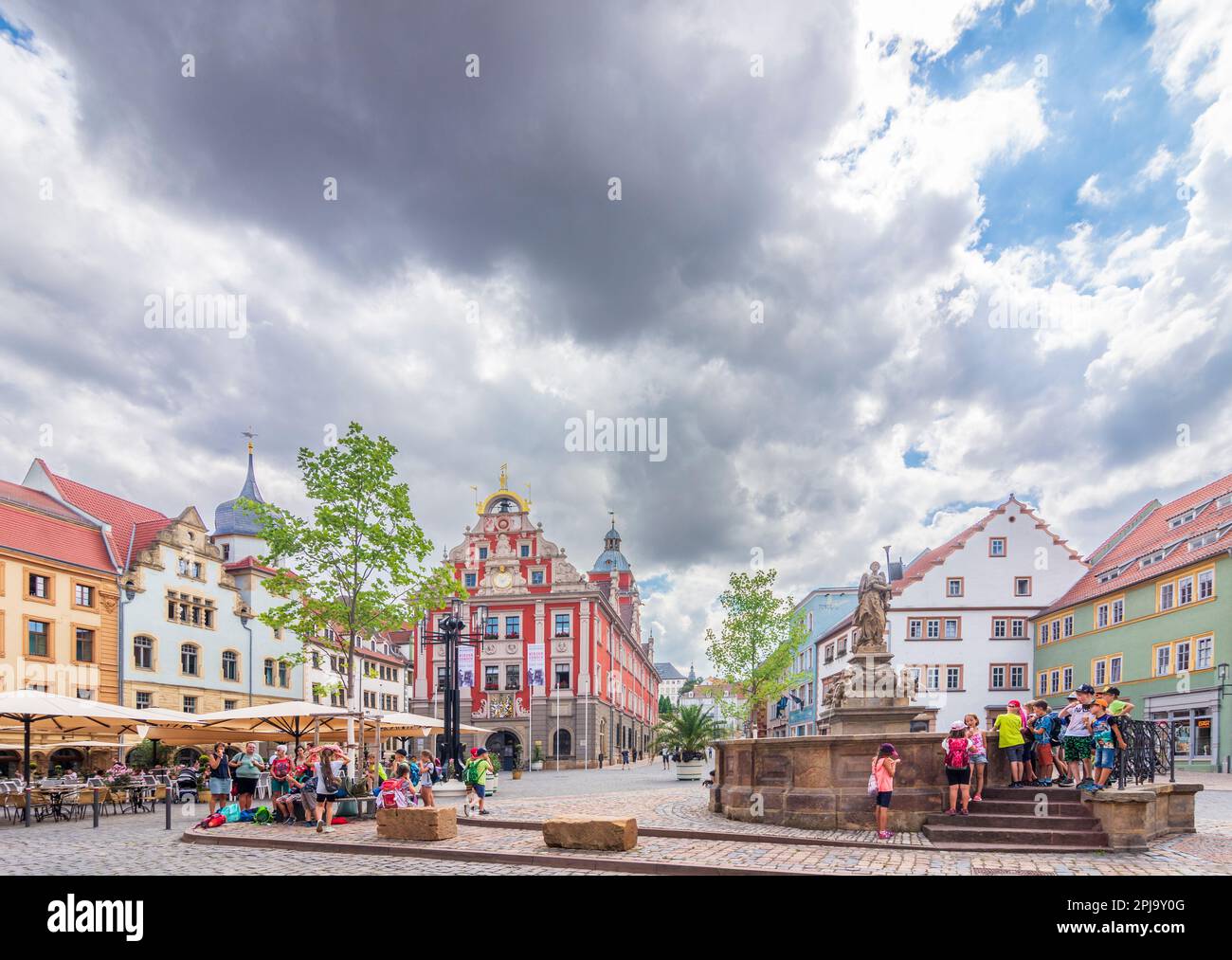 Gotha: Piazza Hauptmarkt, la fontana Schellenbrunnen, il Municipio vecchio in , Thüringen, Turingia, Germania Foto Stock