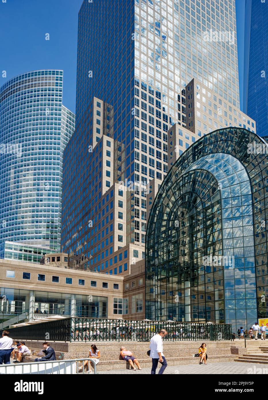 L'atrio di Brookfield Place, Winter Garden, è un padiglione con volta in vetro che domina la piazza che circonda North Cove Marina a Battery Park City. Foto Stock