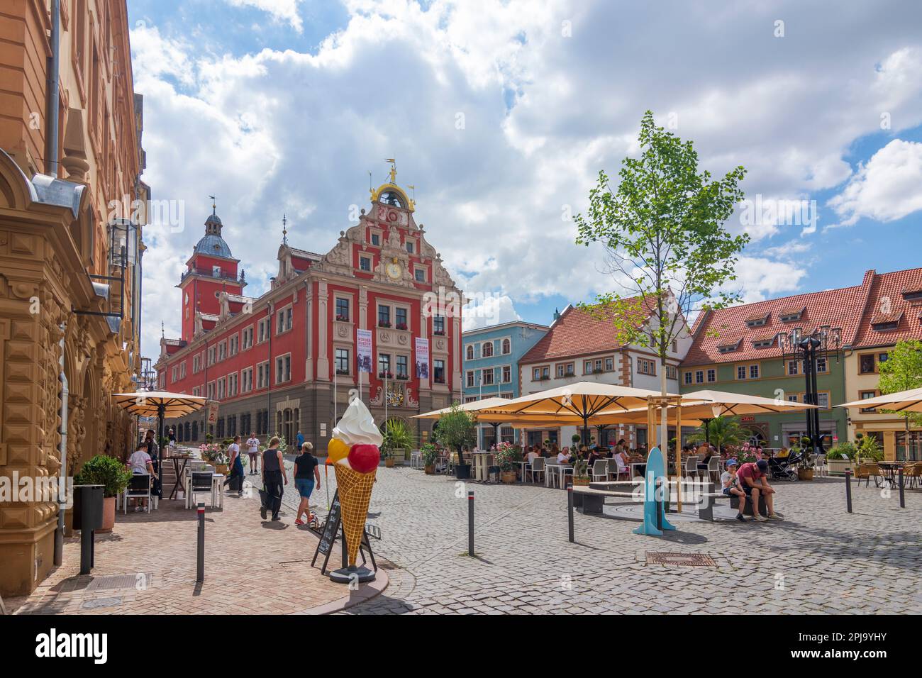 Gotha: Piazza Hauptmarkt, Vecchio Municipio, ristorante all'aperto a , Thüringen, Turingia, Germania Foto Stock