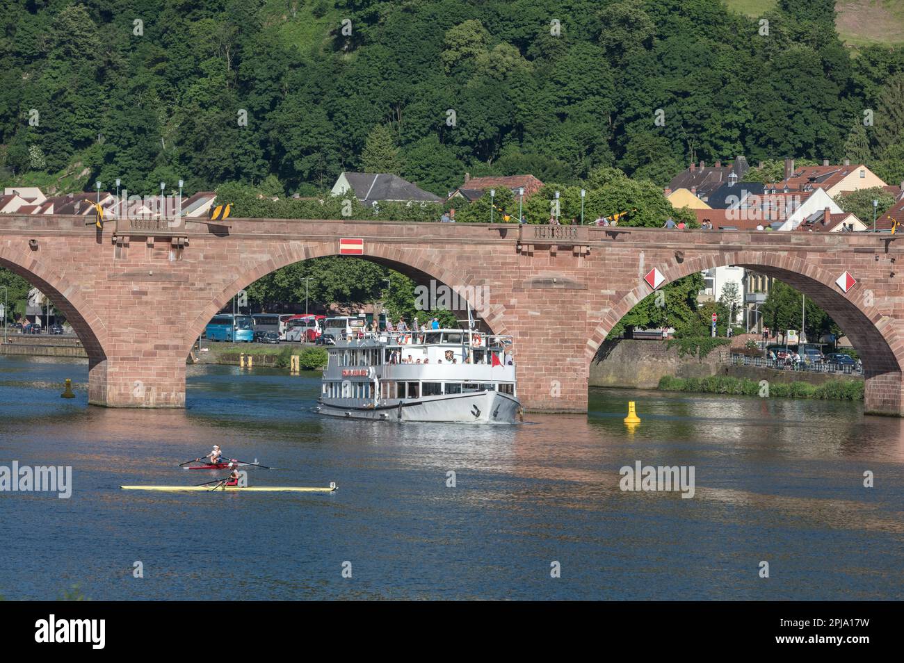La barca da crociera e la barca a remi passano dal ponte Karl Theodor, Brucke chiamato anche Ponte Vecchio sul fiume Neckar collega la città vecchia e Neuenheim. Heidelberg. Foto Stock