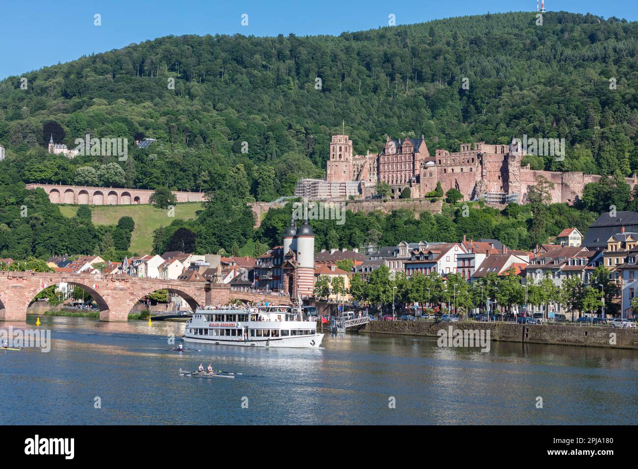 Crociera in barca sul fiume Neckar presso il castello di Heidelberg sulla collina di Konigstuhl e il ponte Karl Theodor o il ponte vecchio nella valle di Neckar presso la città vecchia. Heidelberg. Foto Stock