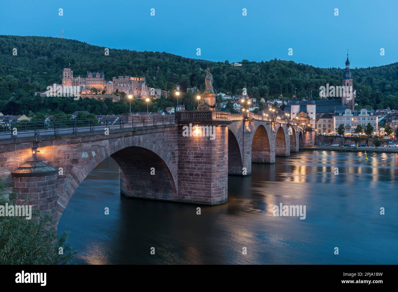 Ponte Karl Theodor - Brucke chiamato anche Ponte Vecchio sul fiume Neckar sotto il Castello di Heidelberg che collega la città Vecchia a Neuenheim. Heidelberg. Foto Stock