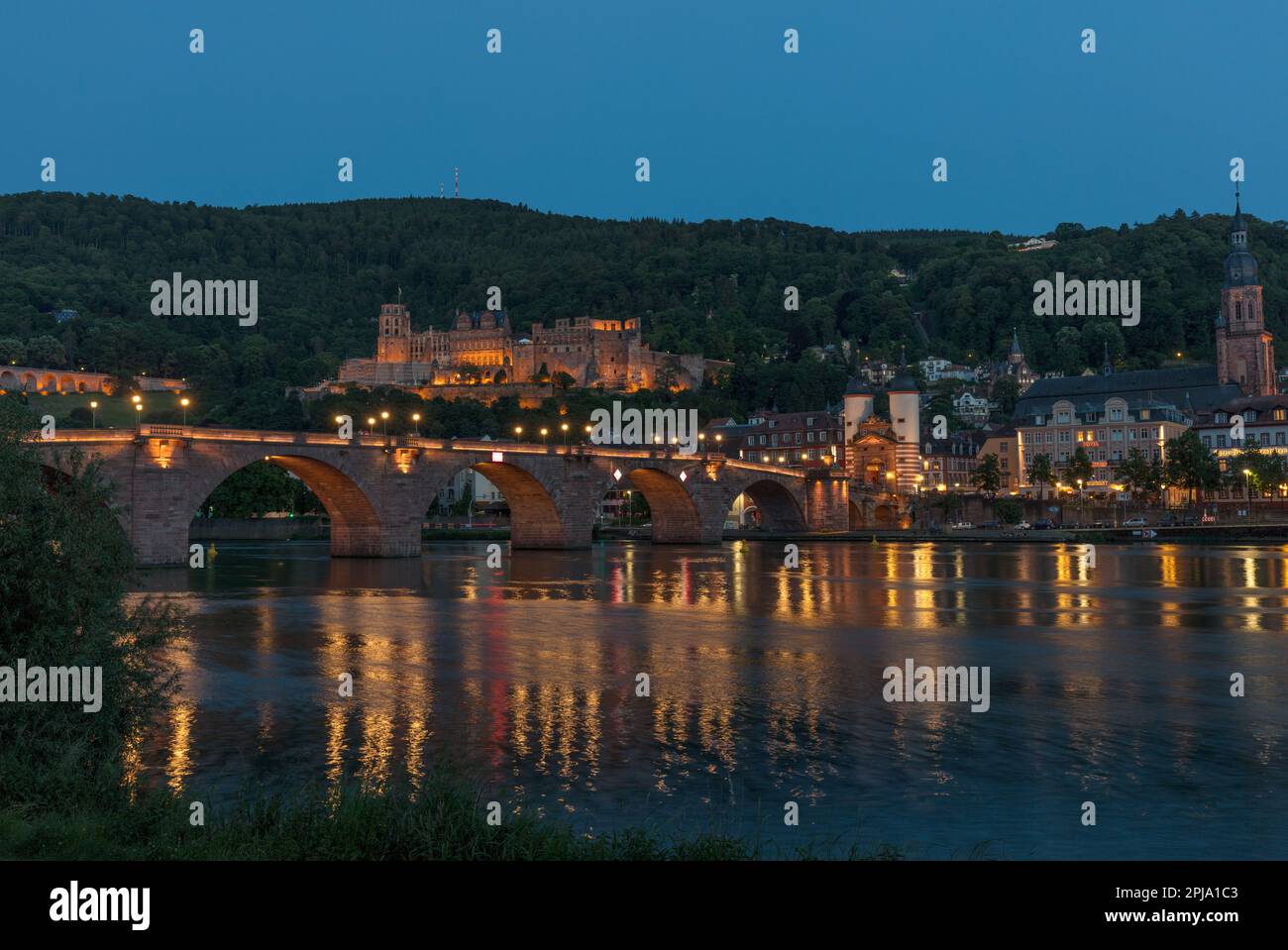Il castello di Heidelberg su Konigstuhl, un edificio gotico rinascimentale nella valle di Neckar, si affaccia sul Ponte Vecchio e sul fiume Neckar. Heidelberg. Foto Stock