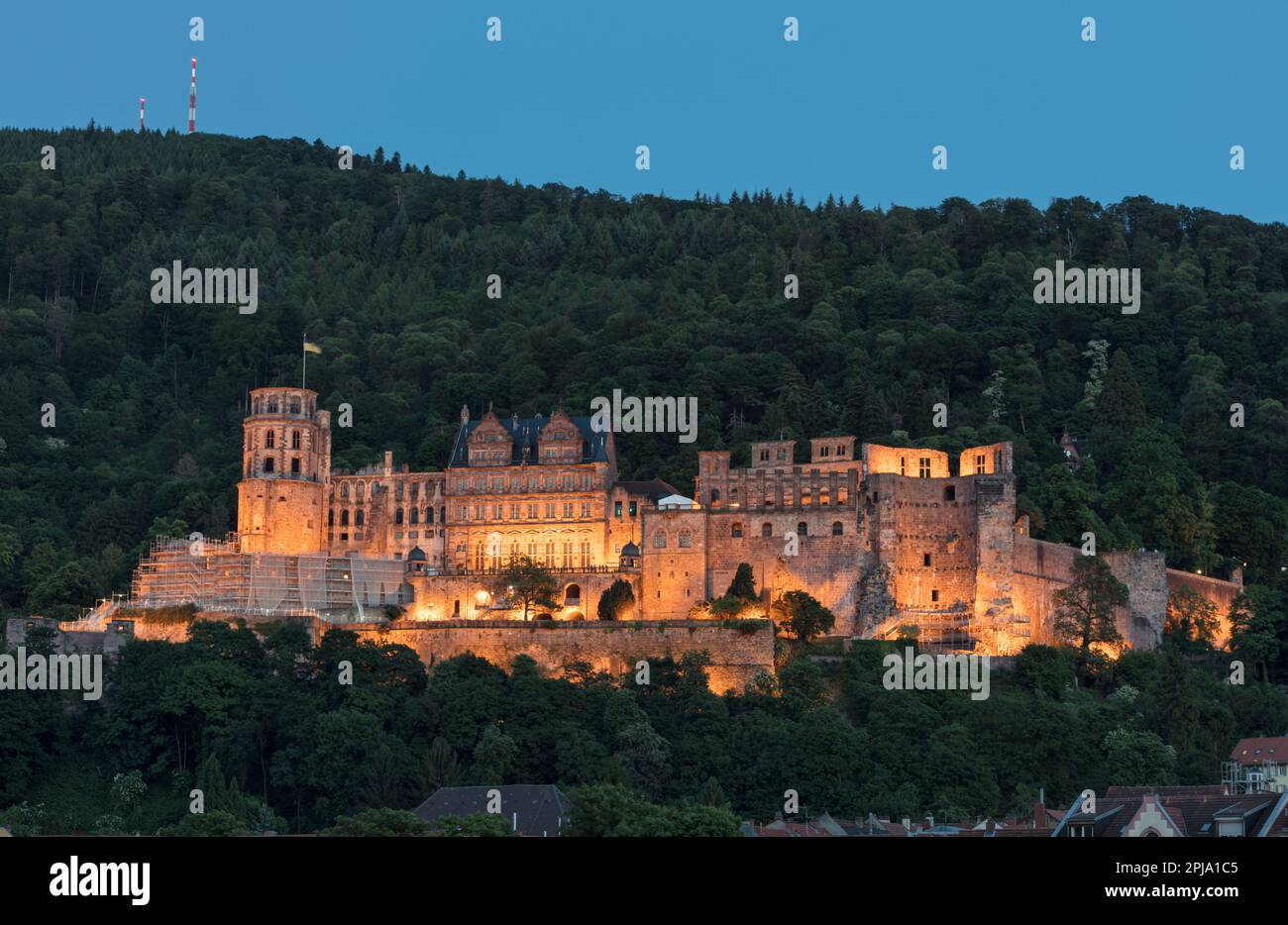 Pernottamento al Castello di Heidelberg sulla collina di Konigstuhl. Edificio gotico rinascimentale nella valle di Neckar che si affaccia sul centro storico e sul fiume Neckar. Heidelberg. Foto Stock