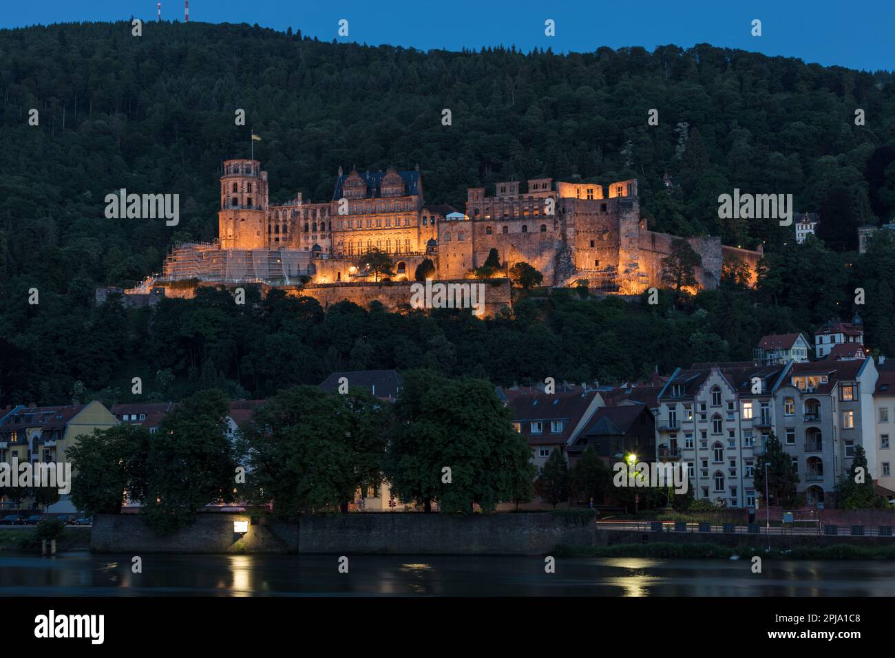 Pernottamento al Castello di Heidelberg sulla collina di Konigstuhl, un edificio rinascimentale gotico nella valle di Neckar che si affaccia sulla città vecchia e sul fiume Neckar. Heidelberg. Foto Stock