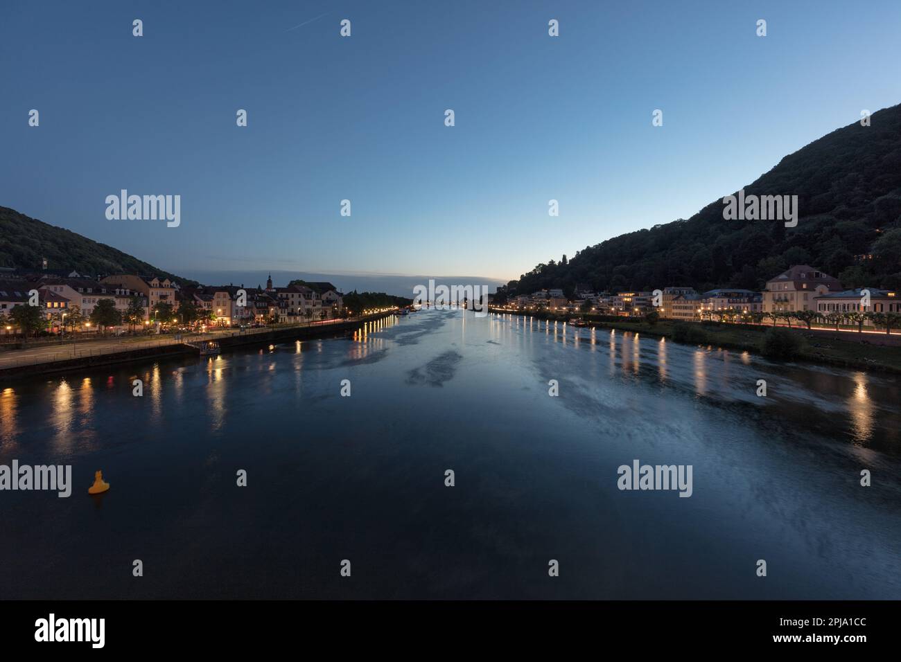Fiume Neckar a Heidelberg visto dal Ponte Vecchio o dal Ponte Karl Theodor di notte o al crepuscolo. Heidelberg. Foto Stock