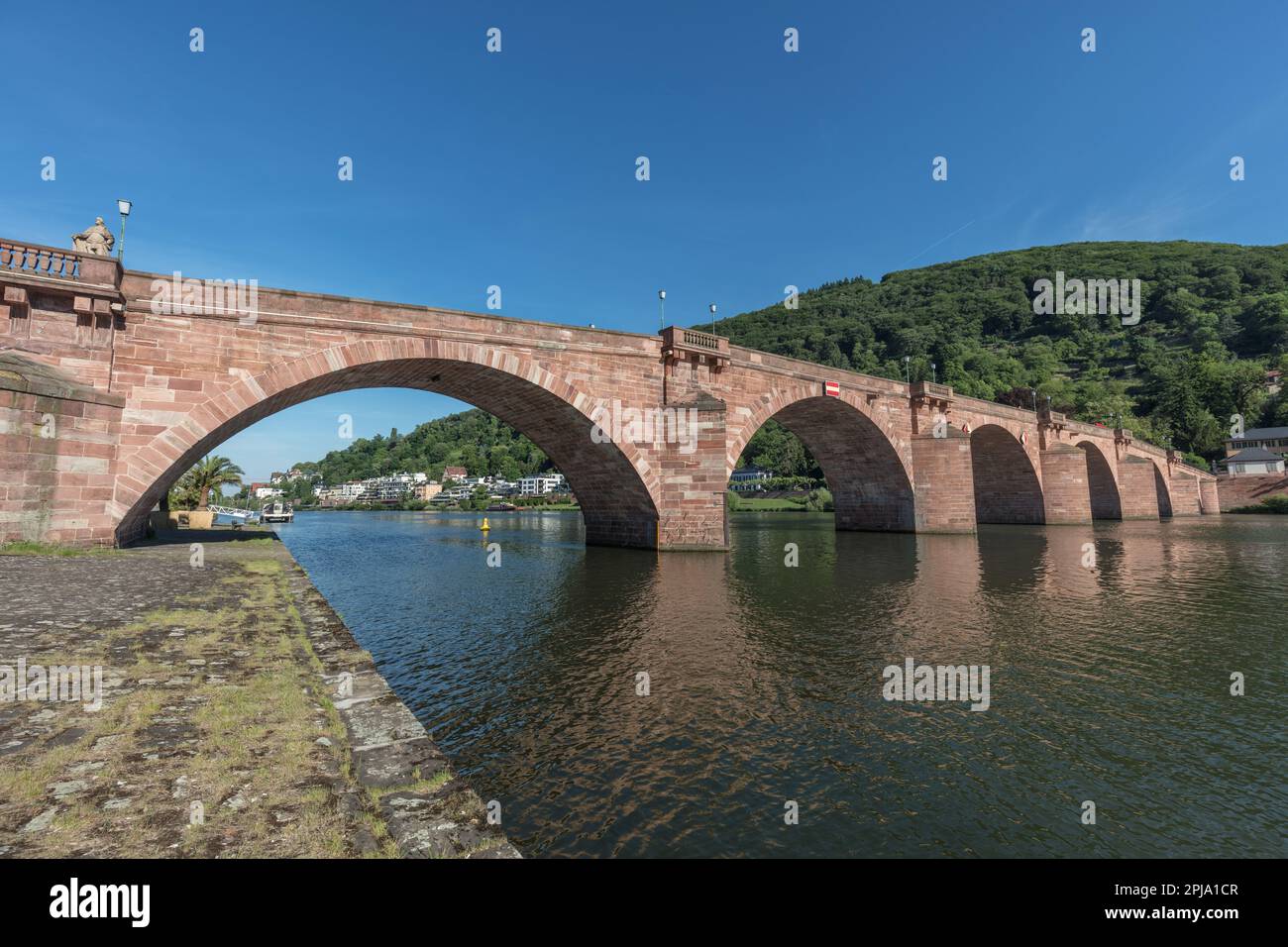 Storico ponte Karl Theodor - Brucke chiamato anche Ponte Vecchio sul fiume Neckar sotto il Castello di Heidelberg che collega la città Vecchia a Neuenheim. Heidelberg Foto Stock