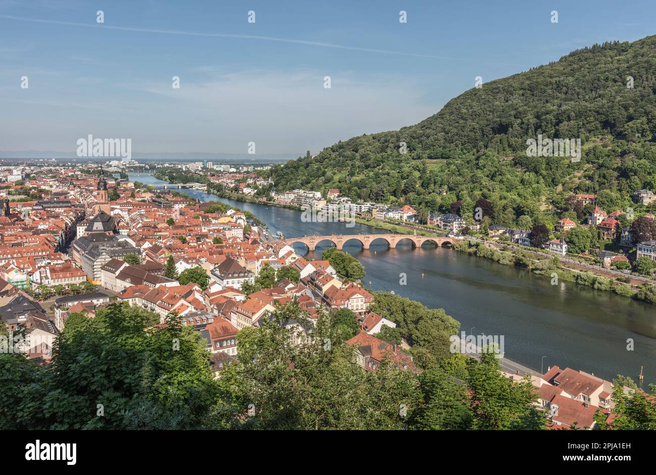 Storica città vecchia di Heidelberg sul fiume Neckar nella valle del Neckar con il Ponte Vecchio chiamato anche Ponte Karl Theodore. Heidelberg. Foto Stock