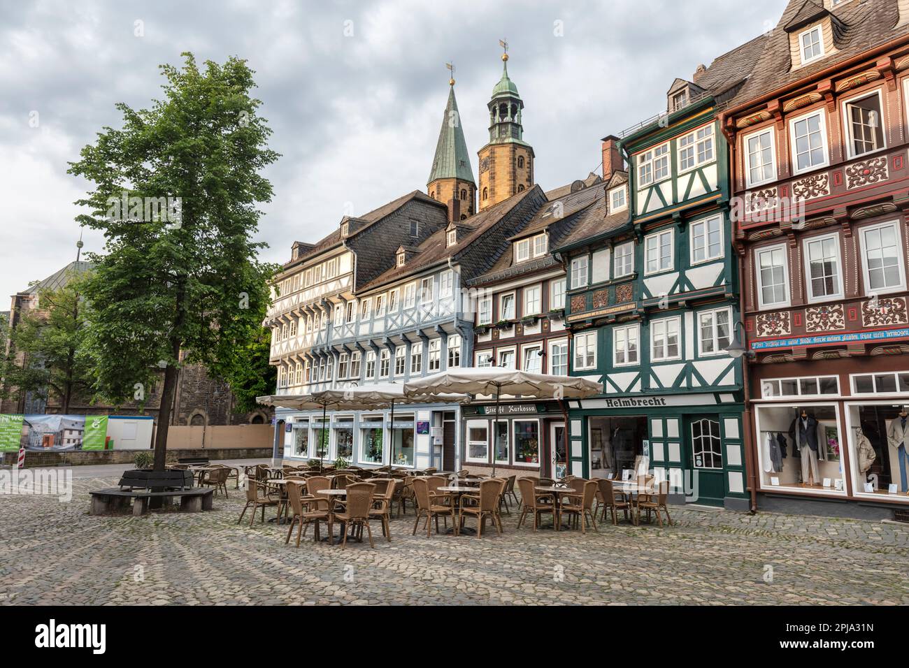 Edifici medievali in legno con negozi e caffè a Schuhhof, una piccola piazza nel centro storico di Goslar, patrimonio dell'umanità dell'UNESCO. Foto Stock