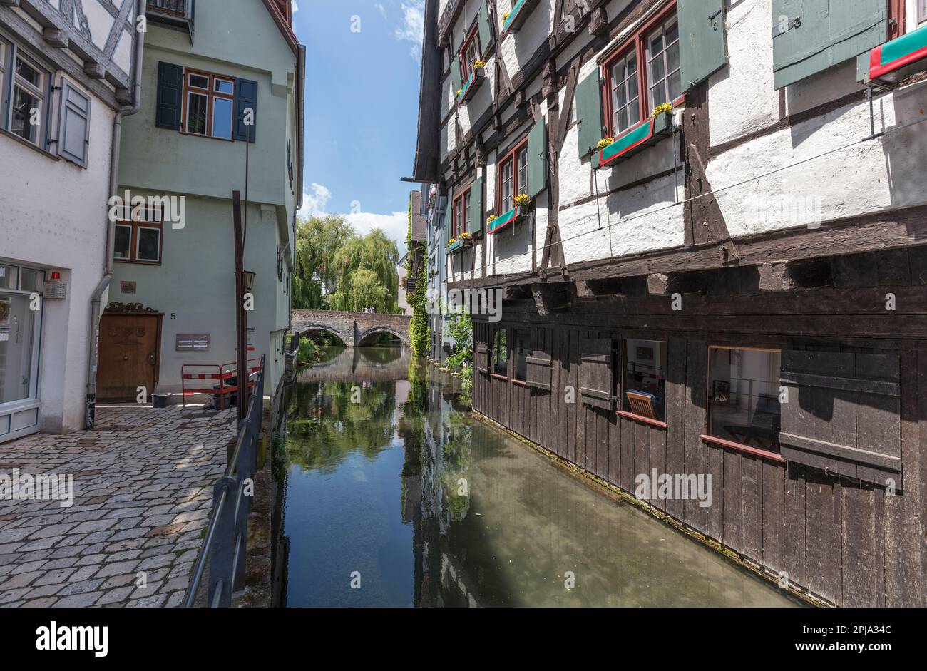 Casa a graticcio o in legno (quartiere dei pescatori di destra e Danubio Fischer-Donauviertel vicino al fiume Blau, città vecchia, Altstadt, Ulma. Foto Stock