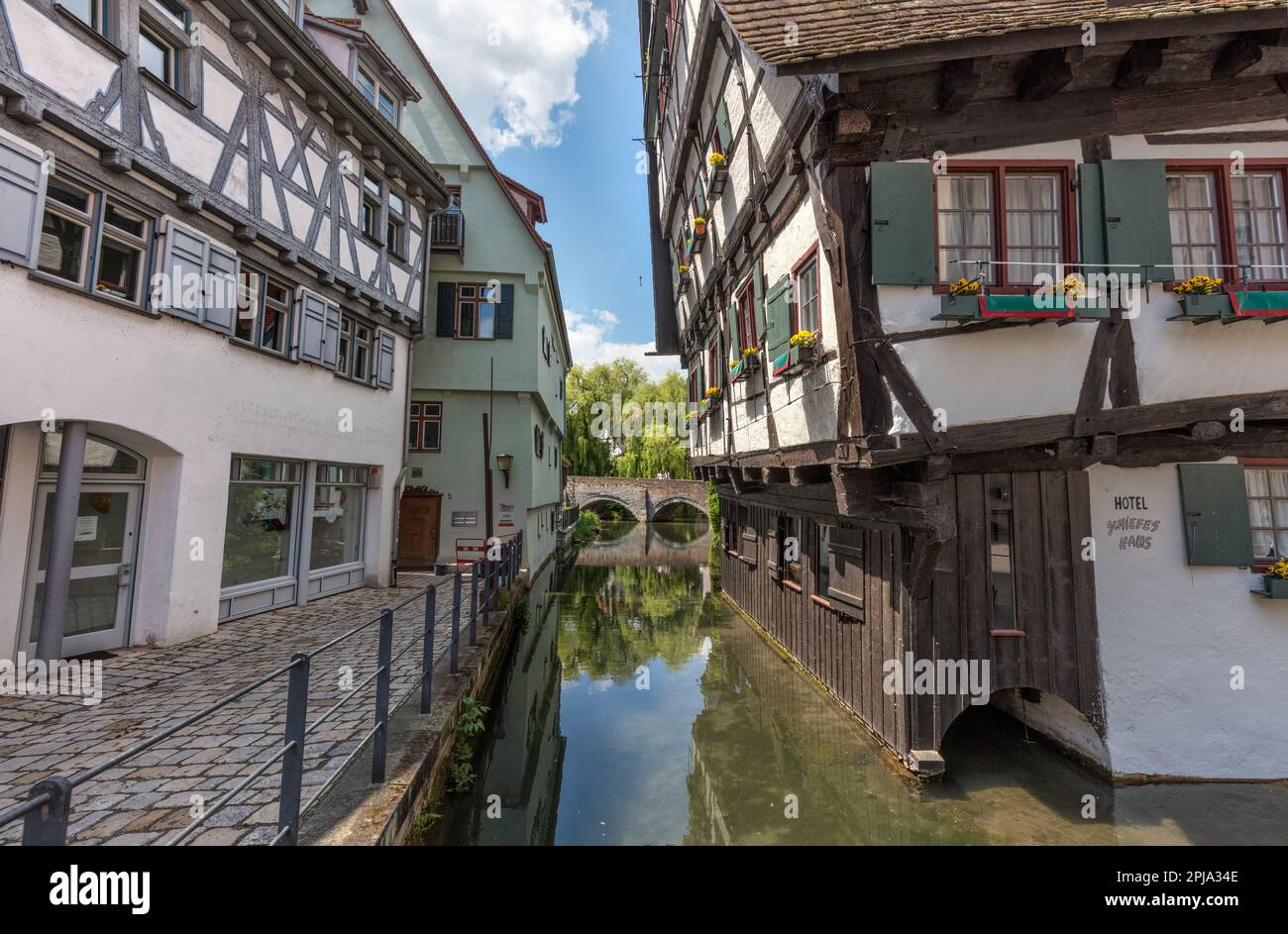 Casa a graticcio o in legno (quartiere dei pescatori di destra e del Danubio - Fischer-Donauviertel sul fiume Blau nella città vecchia, Altstadt, Ulm. Foto Stock