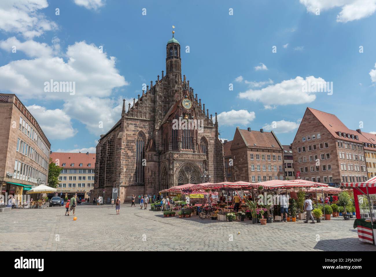 Gente al mercato, Haupmarkt, della Chiesa di nostra Signora, Frauenkirche a Norimberga. Foto Stock