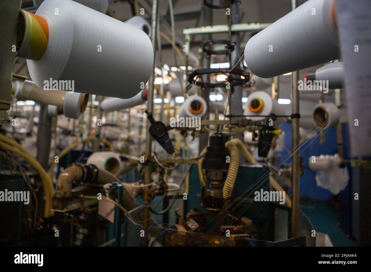 Industria tessile con macchine per maglieria in fabbrica. Industria tessile con  telaio per la produzione di calze kapron Foto stock - Alamy