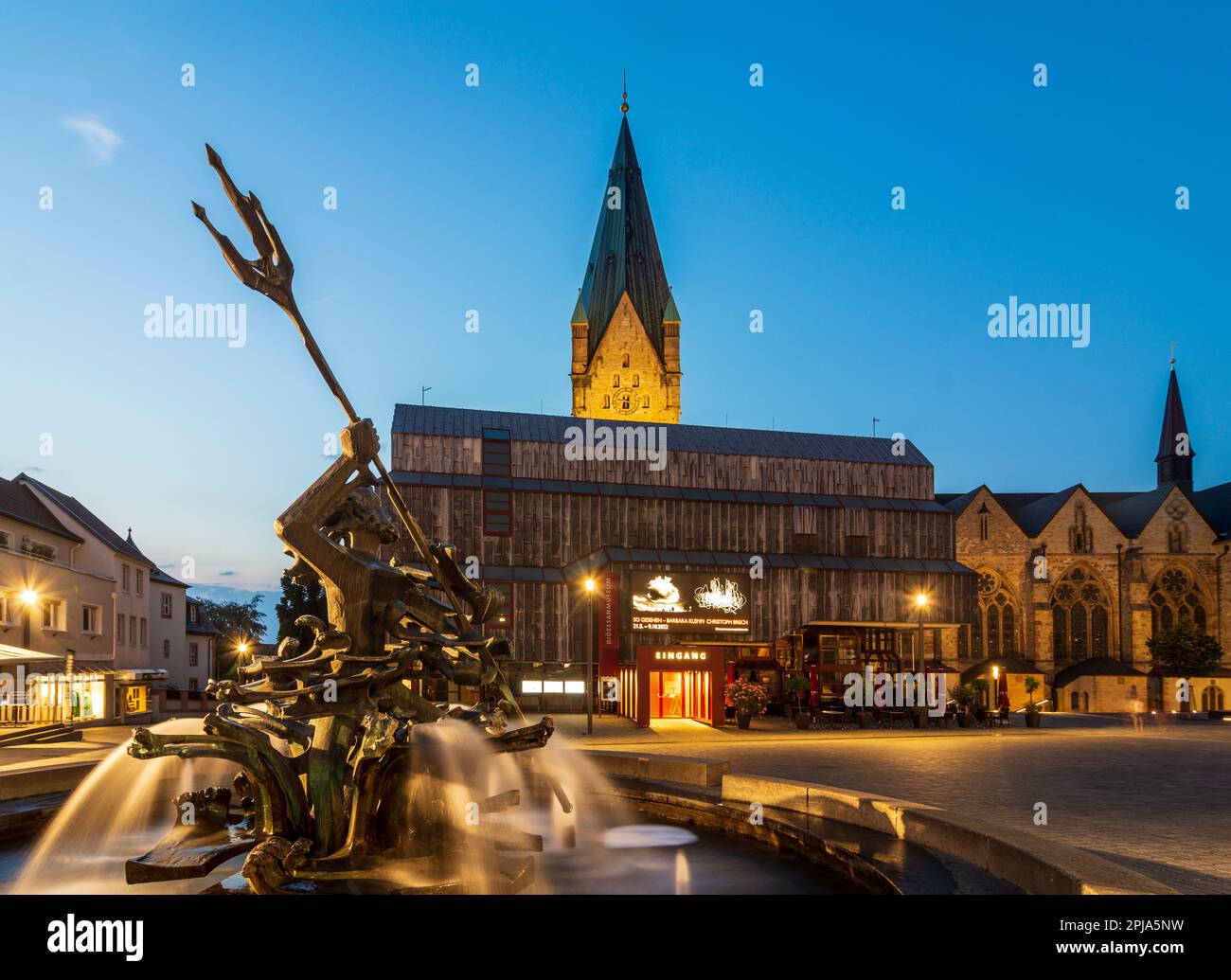 Paderborn: Cattedrale di Paderborn, Erzbischöfliches Diözesanmuseum (Museo Diocesano dell'Arcivescovo), Piazza Markt, fontana Neptunbrunnen nella foresta di Teutoburg Foto Stock