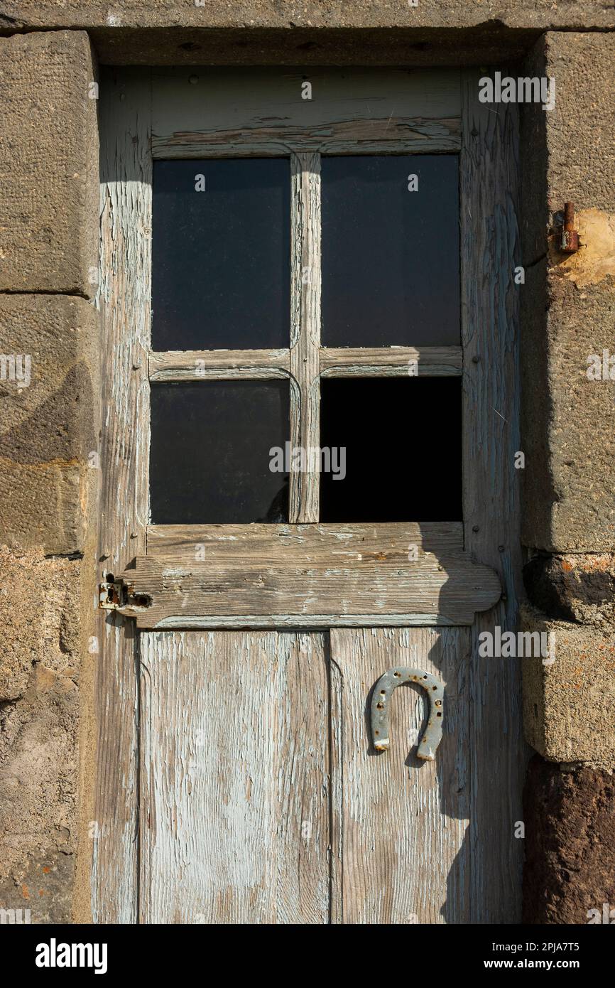 Ferro di cavallo fortunato su una porta di legno. Auvergne. Francia Foto Stock
