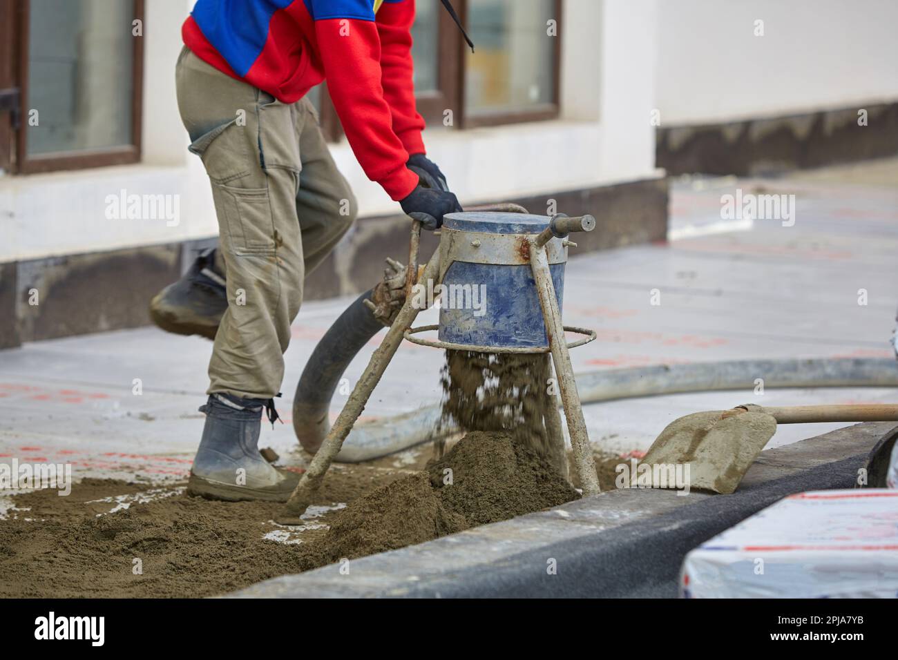 Installazione del rasatore per pavimenti in cemento con armatura. Macchina staggia da pavimento. Foto Stock
