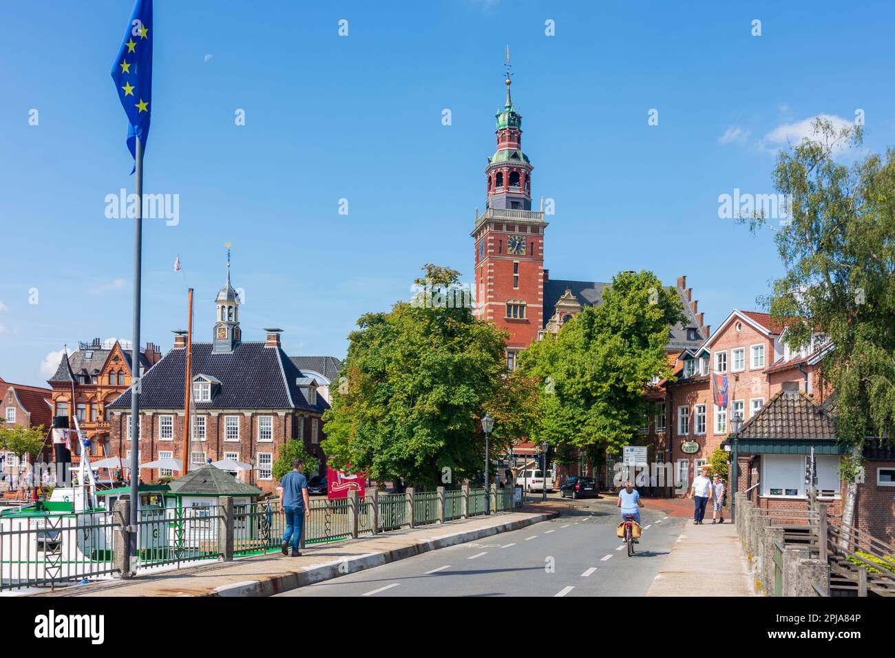 Leer: Alte Waage (vecchia scala, a sinistra) e torre del municipio visto dal ponte Dr.-vom-Bruch, porto di Ostfriesland, Niedersachsen, bassa Sassonia, tedesco Foto Stock