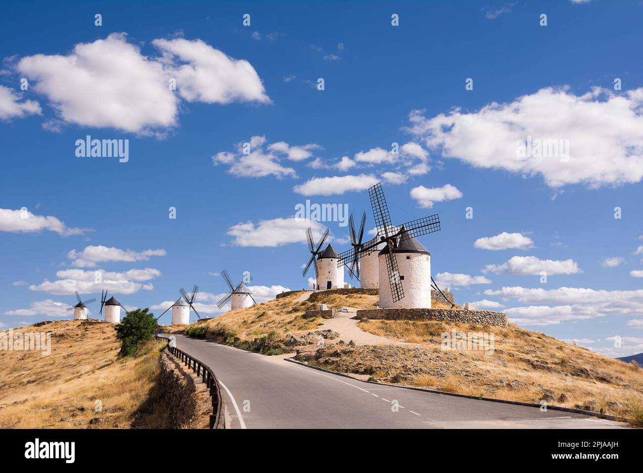 Serie di mulini a vento di Consuegra, nei luoghi del percorso di Cervantes per il suo libro Don Quiscotte Foto Stock